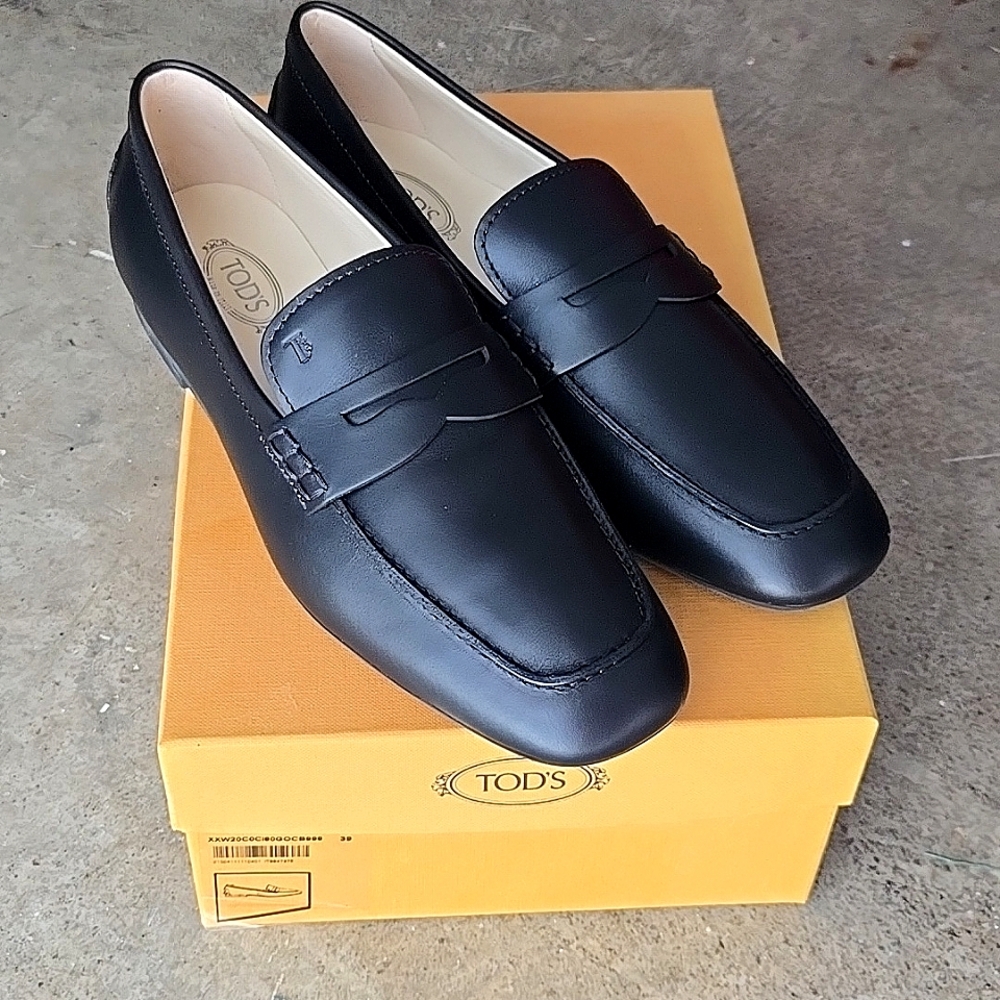TOD'S black leather loafers with rubber sole, size 9 US